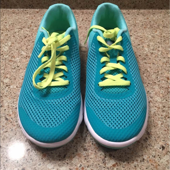 Nike Flex Experience 5 tennis shoe. Girls Sz. 4. - Picture 1 of 6