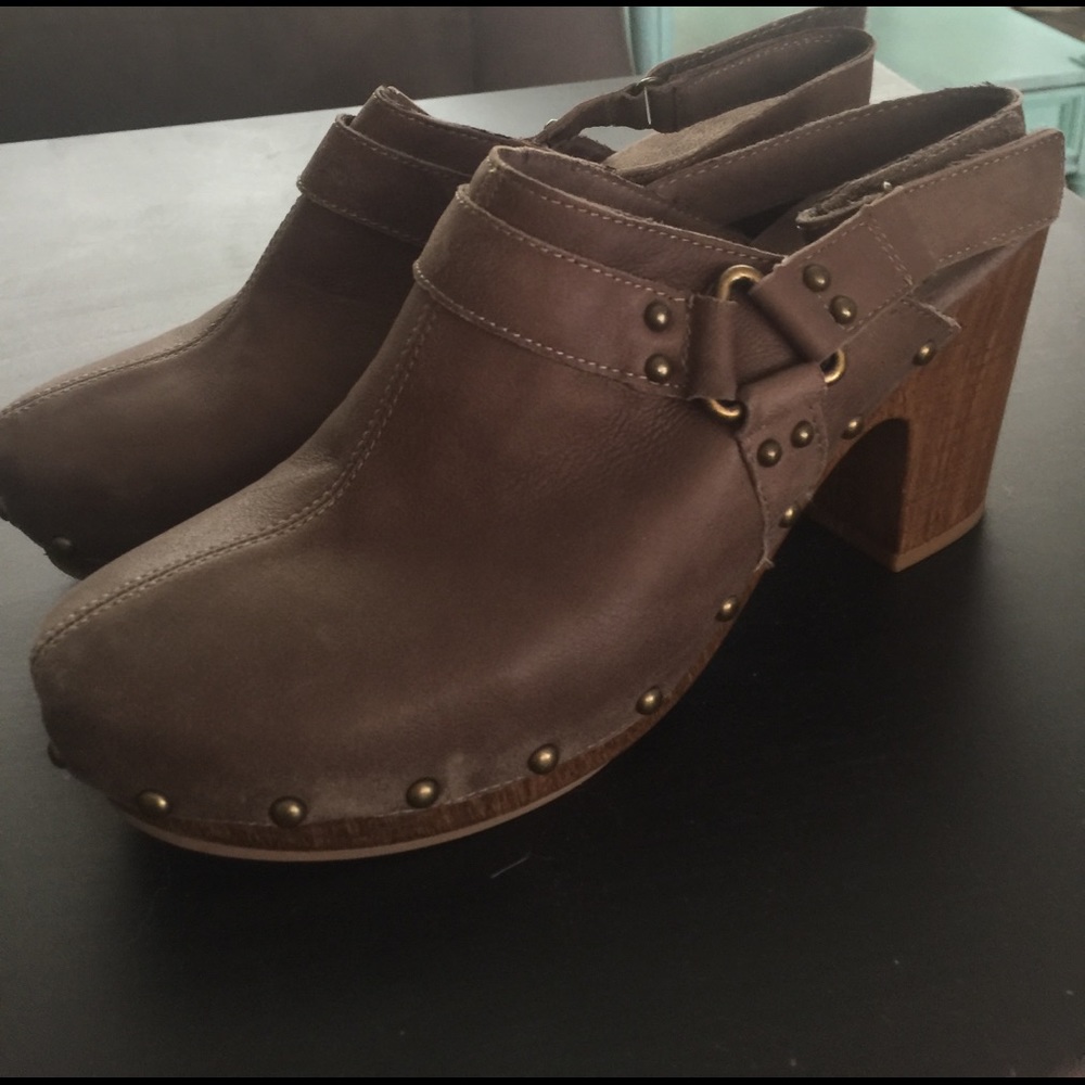 Grey/Tan White Mountain open back clogs