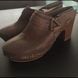 Grey/Tan White Mountain open back clogs