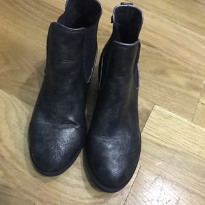 Black and shiny flat booties