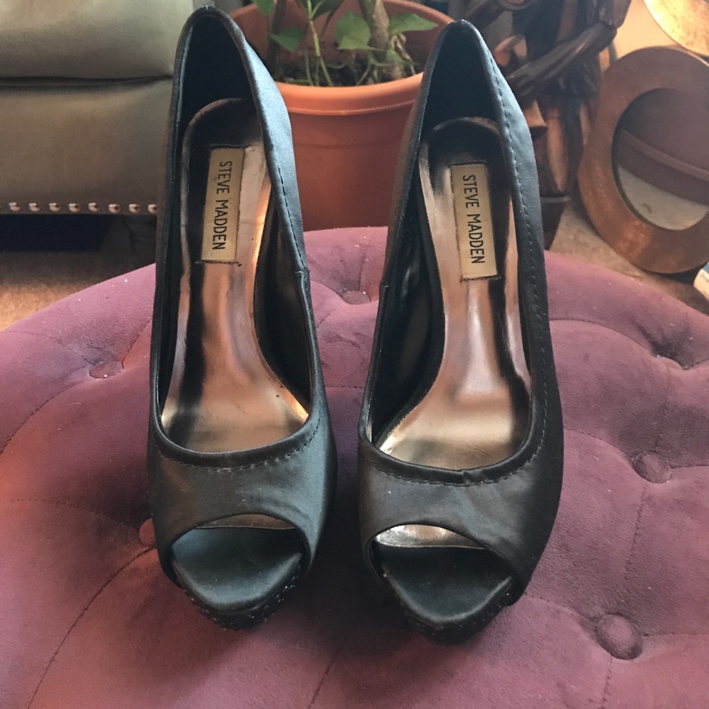Satin stiletto evening shoes