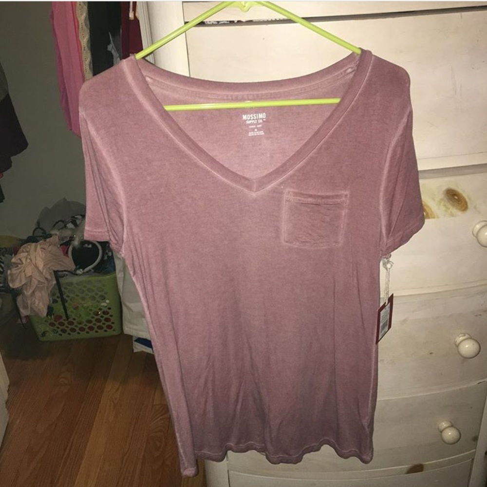 v-neck maroon tshirt