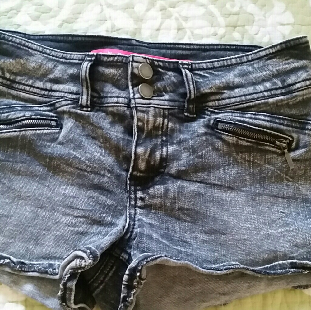 Acid wash denim shorts with zipper pockets