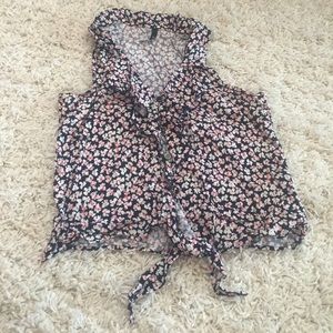 Sleeveless floral blouse with collar