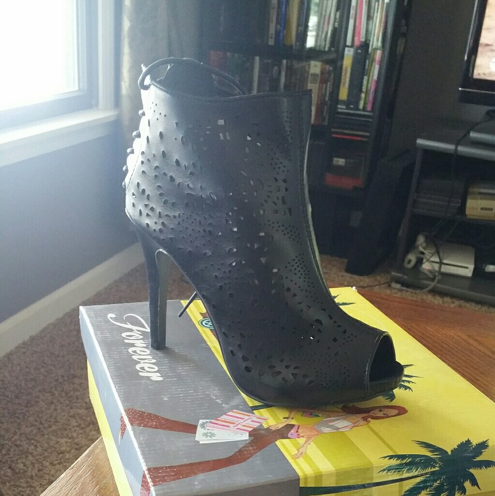 Cutout booties
