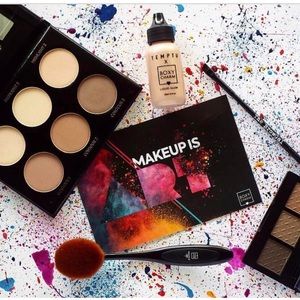 IBY highlight and countour palette.