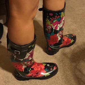 Black floral Sakroots fur line rain boots.
