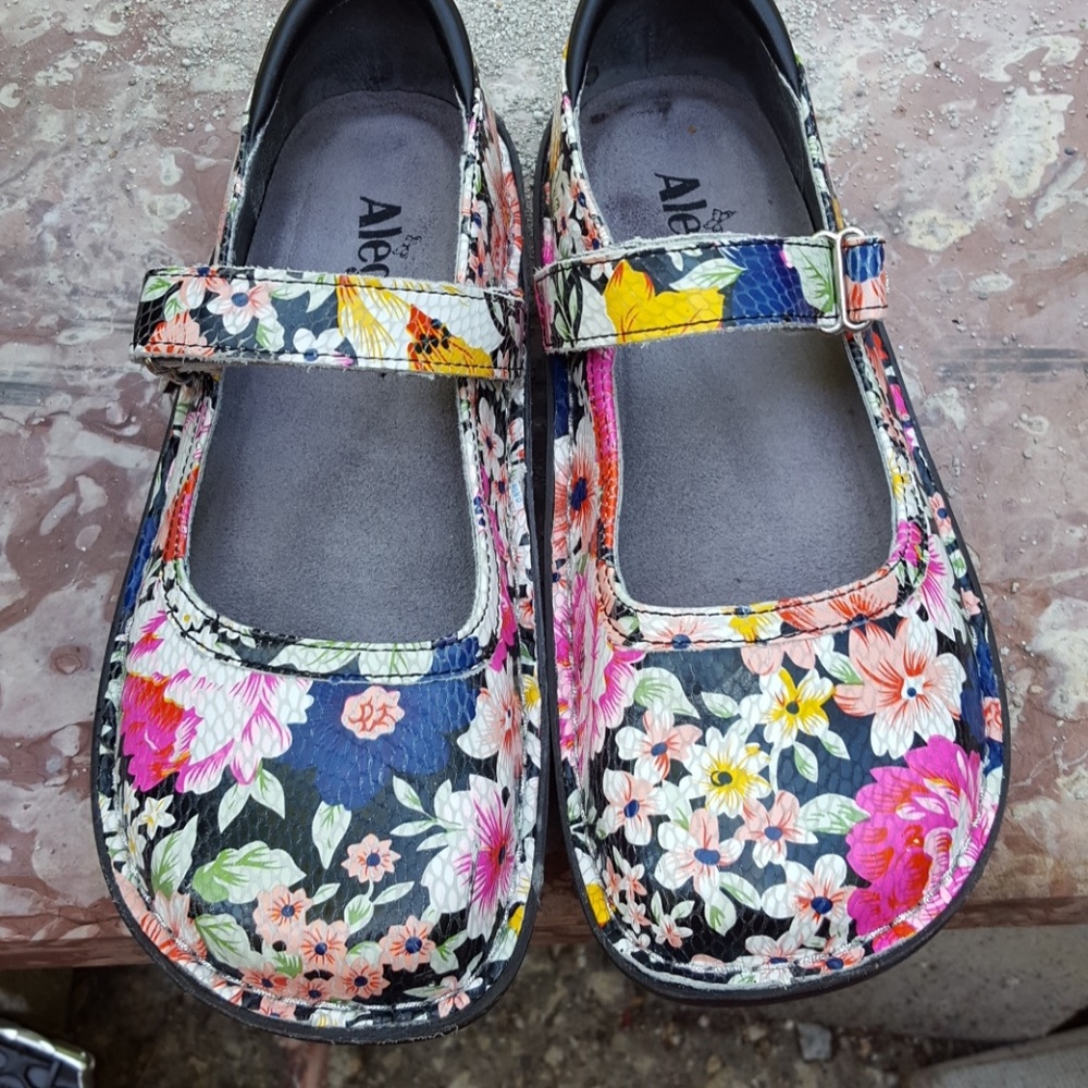 Algeria Maryjanes size 7