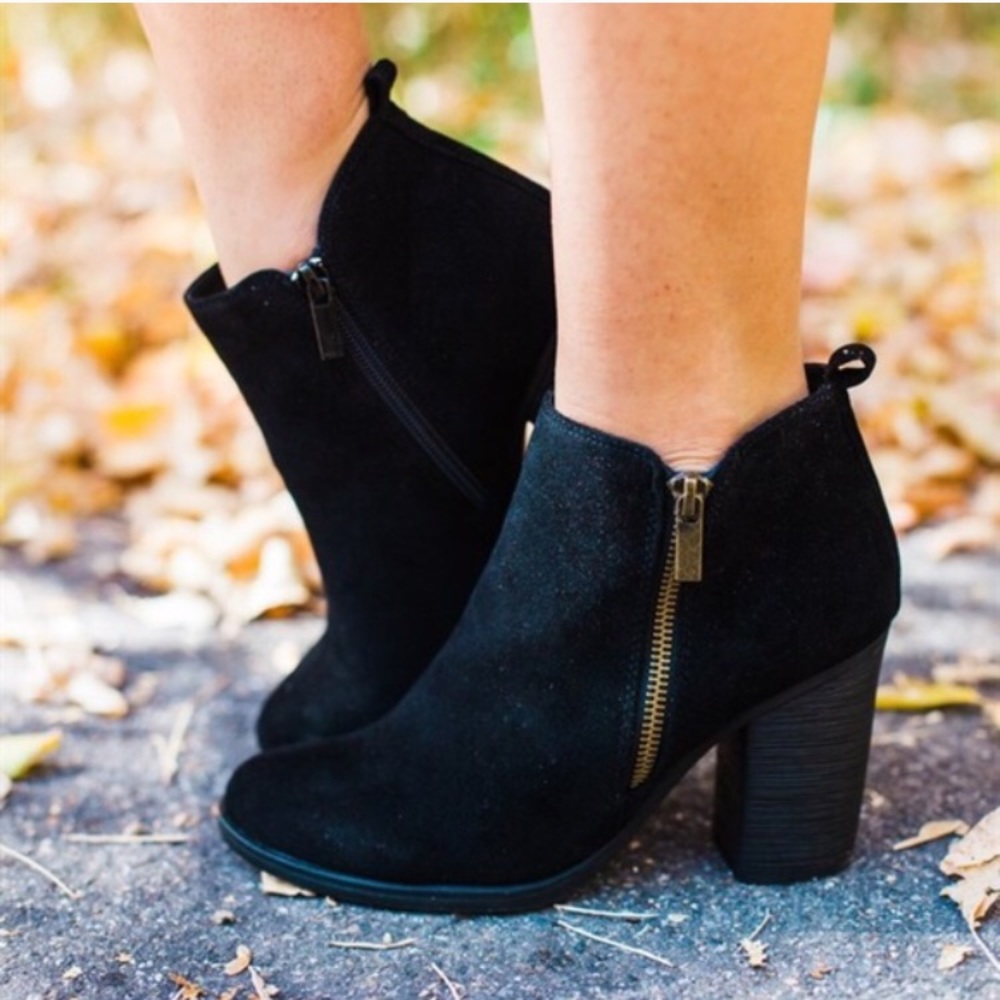 Super cute black heeled booties!