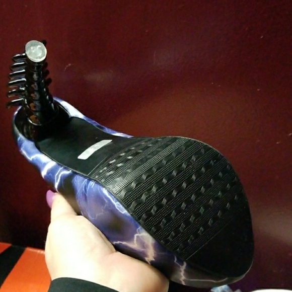 Heels - Picture 3 of 4