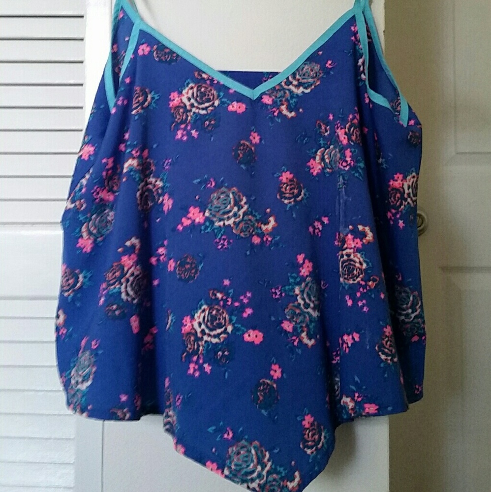 Cute blue floral design crop top with v neck