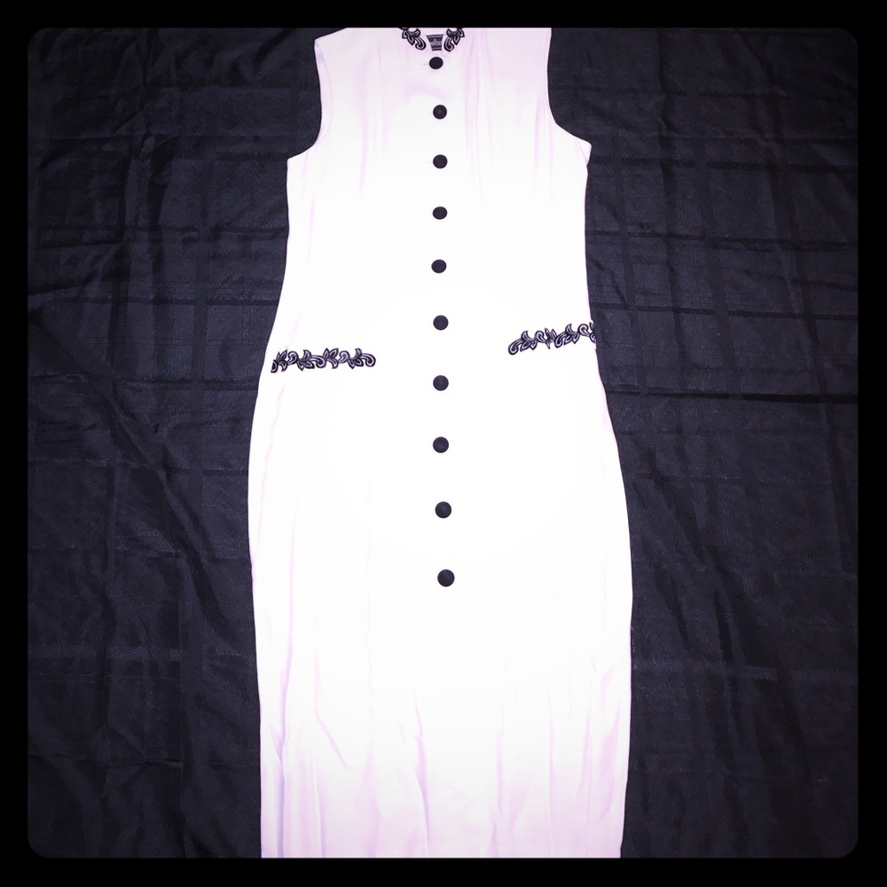 🆑earance.... White Dress & Black Embroidery