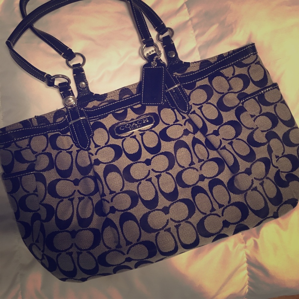 Coach medium sized purse! Excellent condition