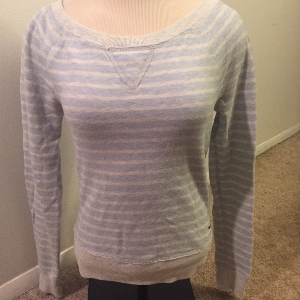 ⚡️$5 sale⚡️or 5/$8! Hollister sweater