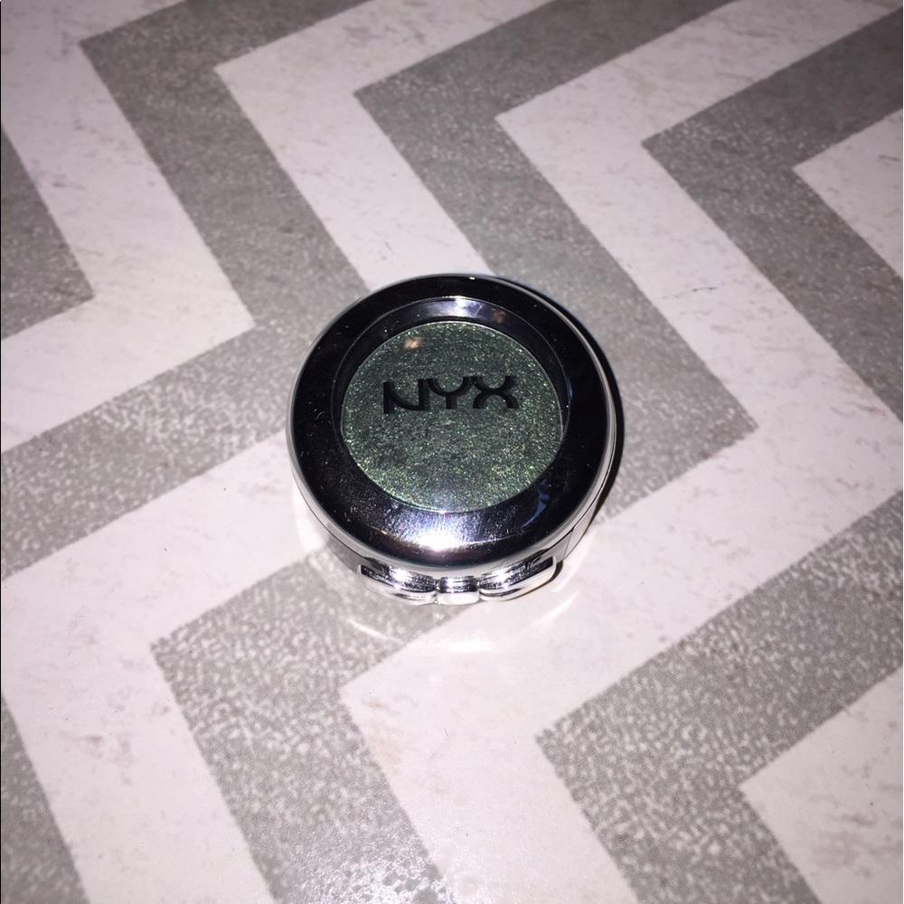 Nyx Prismatic Eye Shadow (color: Jaded)