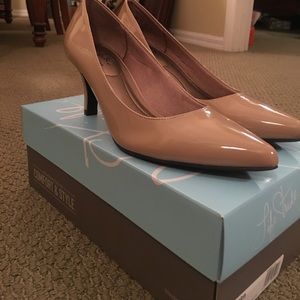 Brand new Life Stride Heels