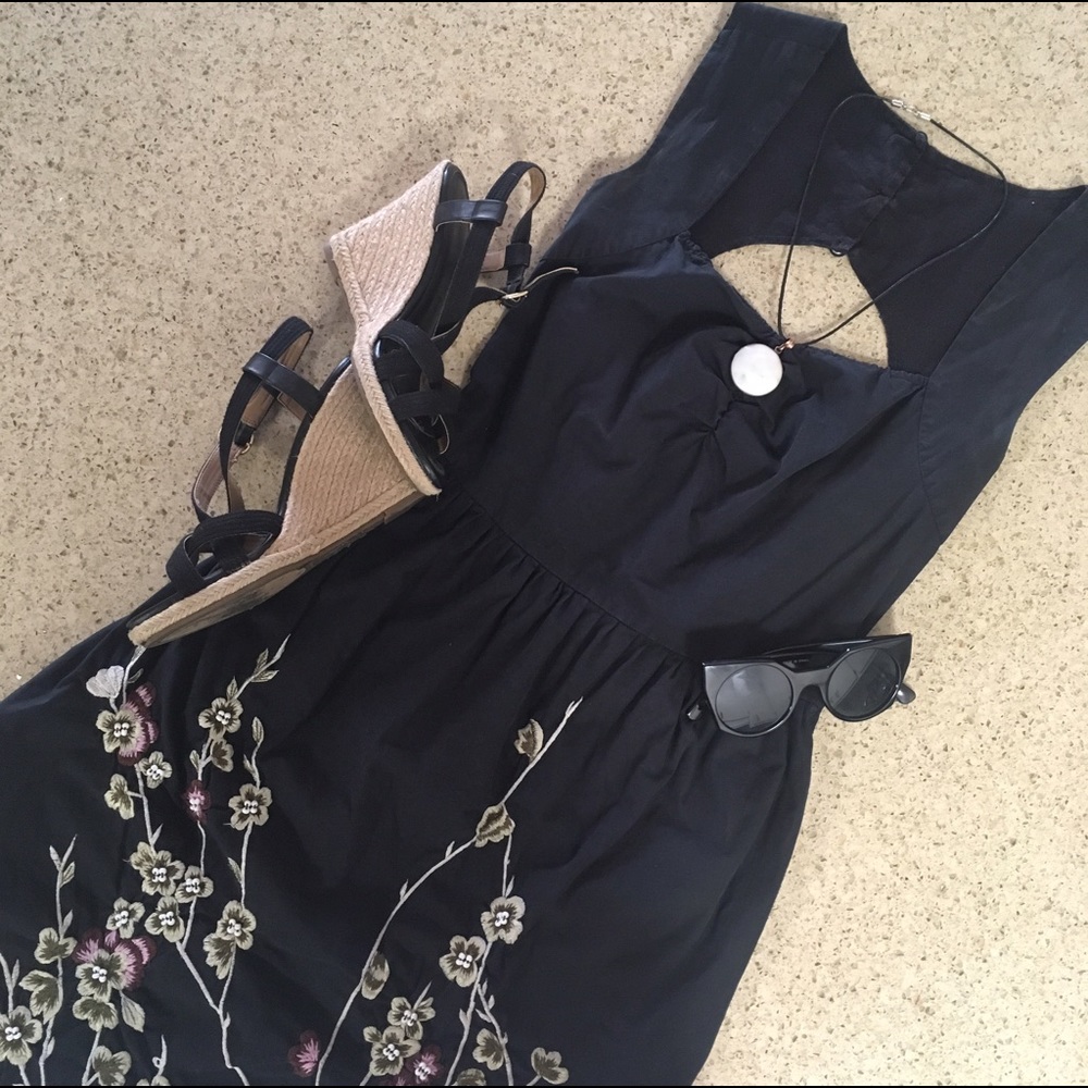 Eshakti embroidered A-line dress!