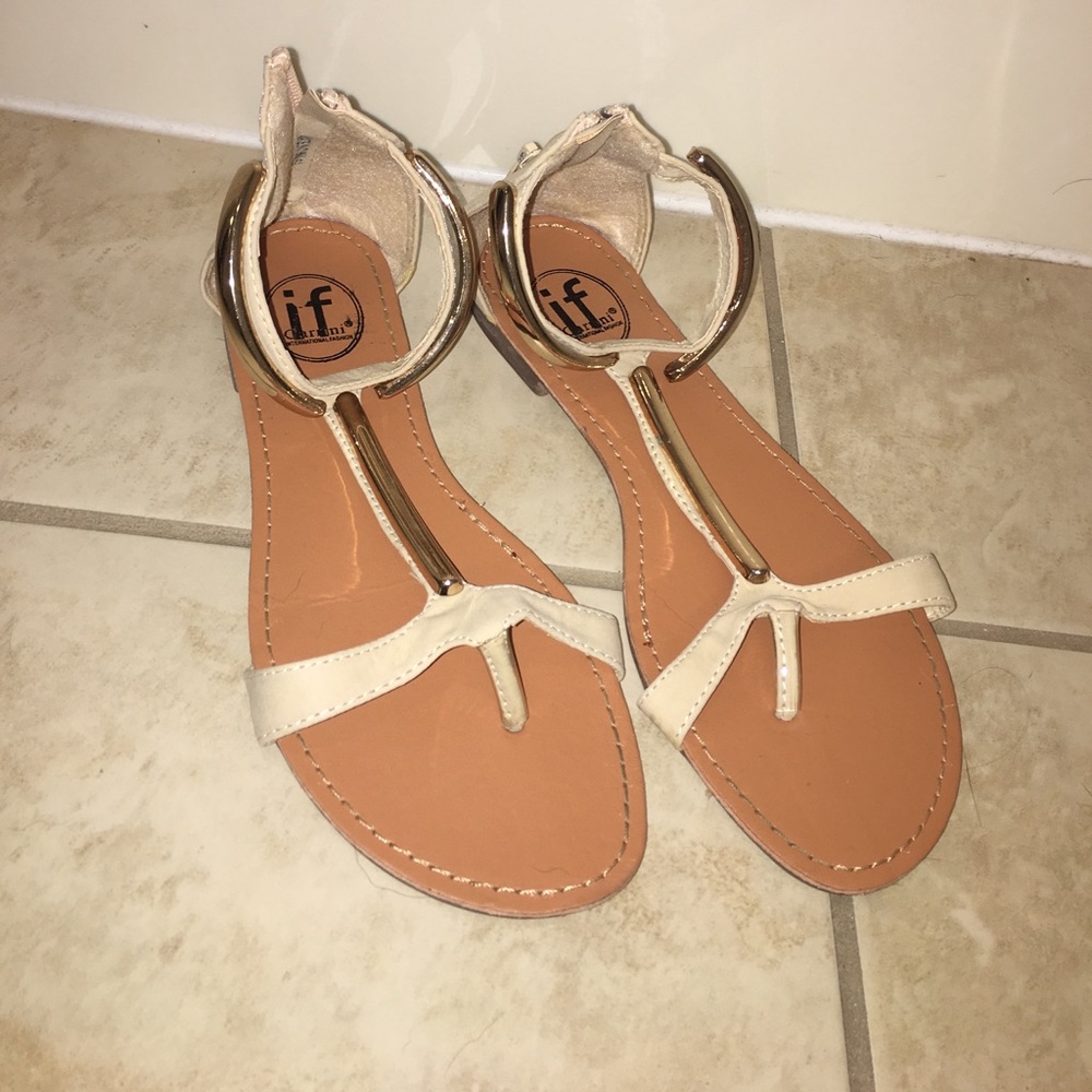 Cream colored flats with gold accents. IF 6 1/2