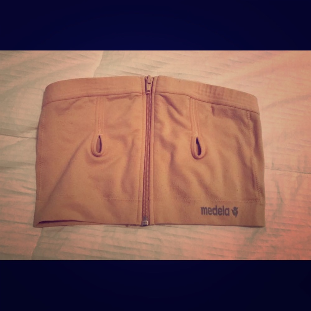 Hands free pumping bra