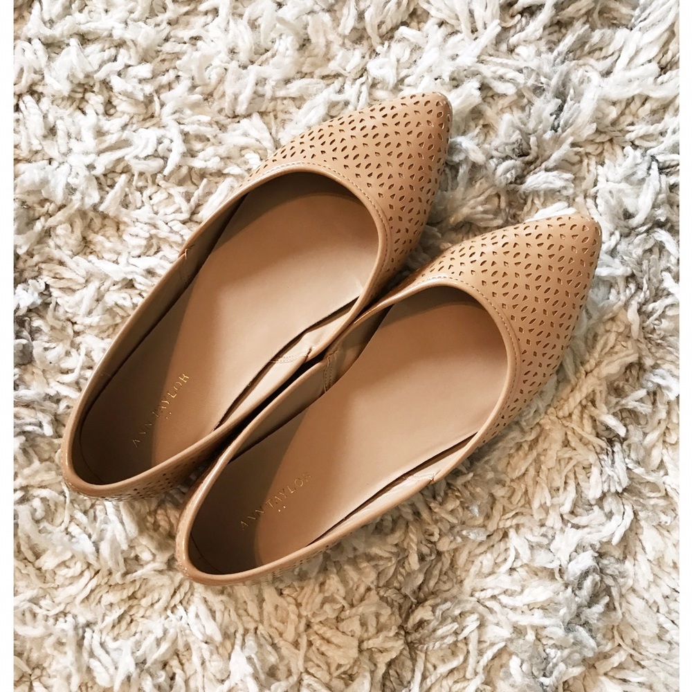 Size 9 Ann Taylor nude pointy toe flats