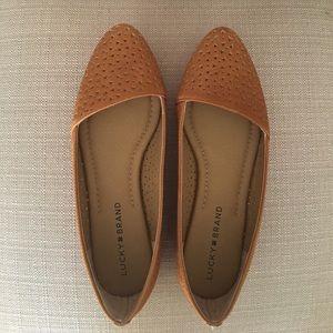 Lucky Brand Archh Flats in Tan