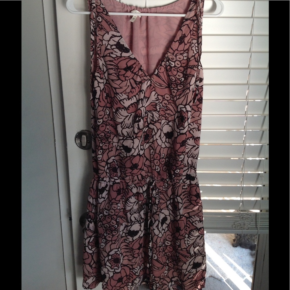 Flounce v-neck dress