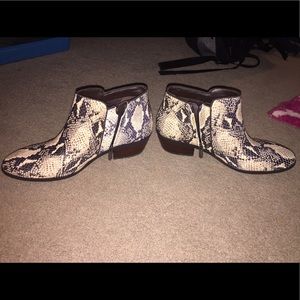 Sam Edelman petty bootie sz 7.5 snake skin