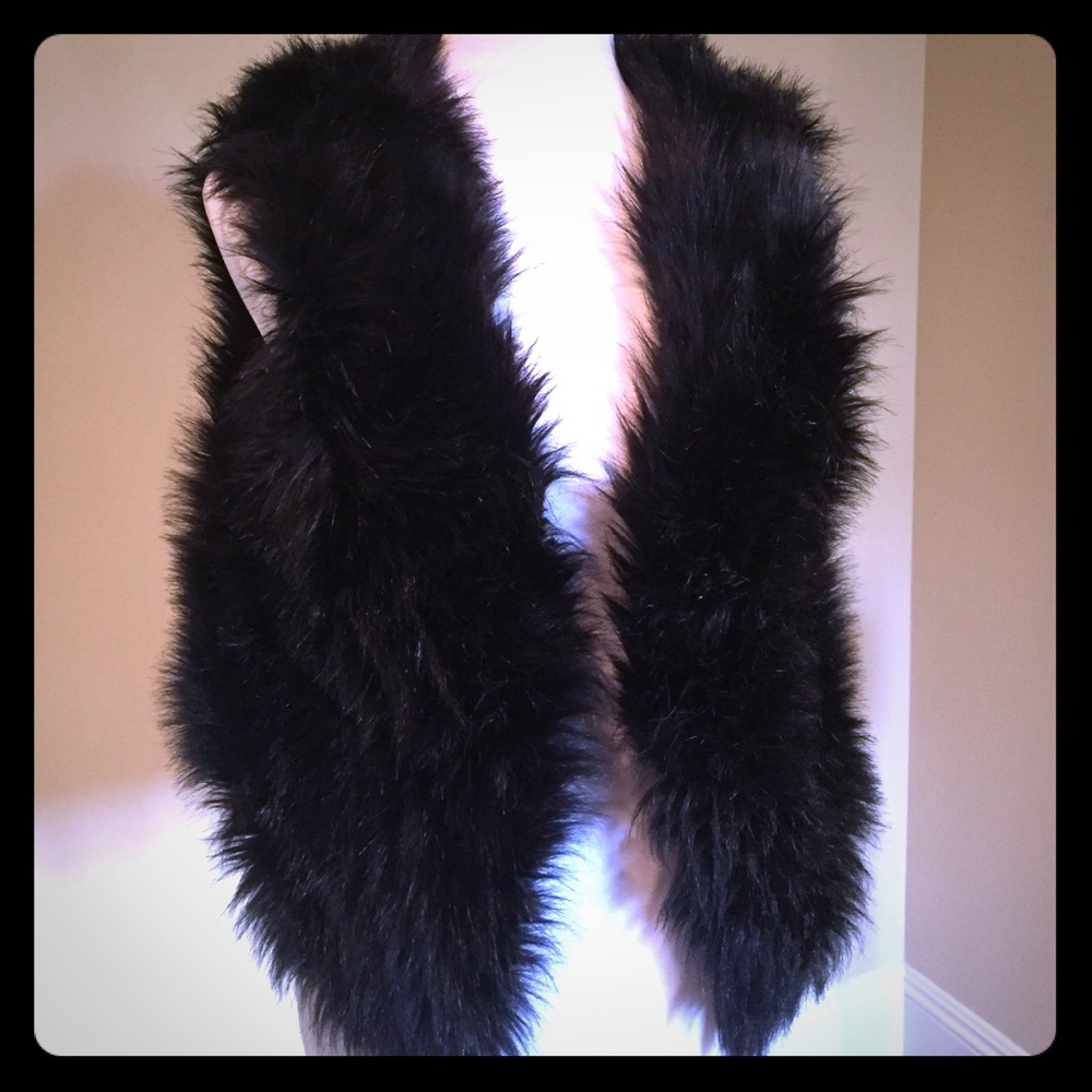 Fake fur black vest! S/M