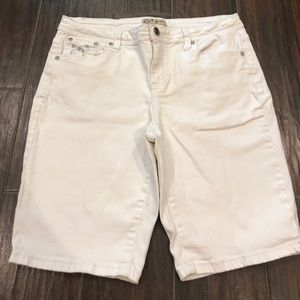 Earl Jean White Bermuda Shorts