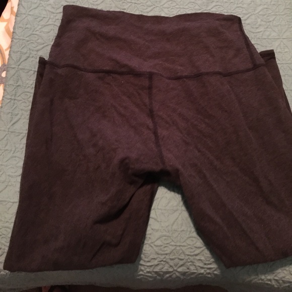 Lulu yoga crops - Picture 1 of 3