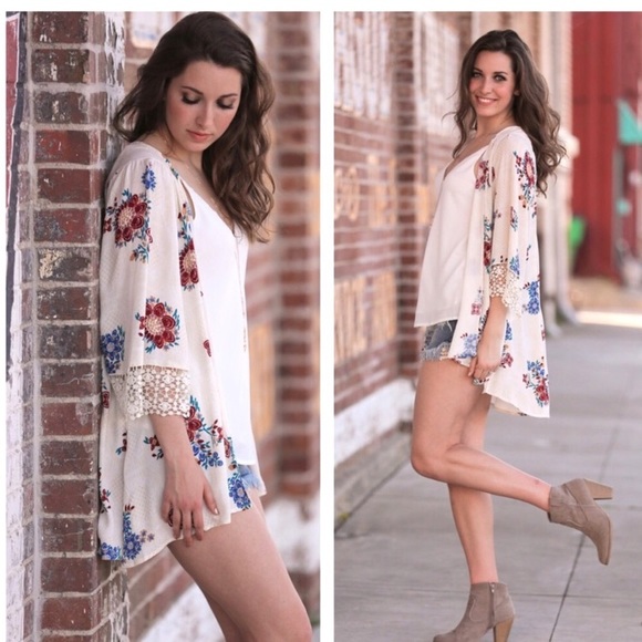 🆕 Floral Lace Kimono 🌟HOST PICK🌟 - Picture 2 of 6