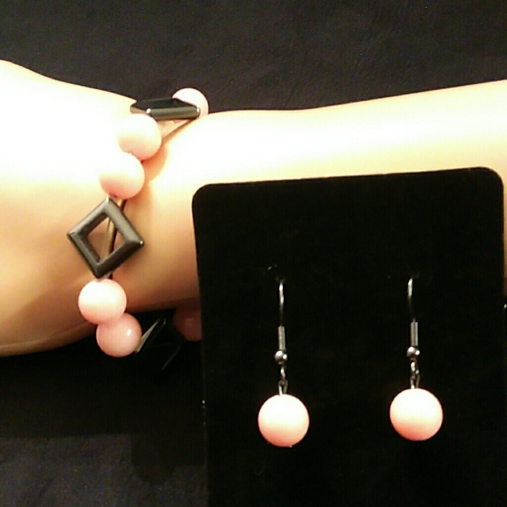 Bracelet with pink and silver glass beading.