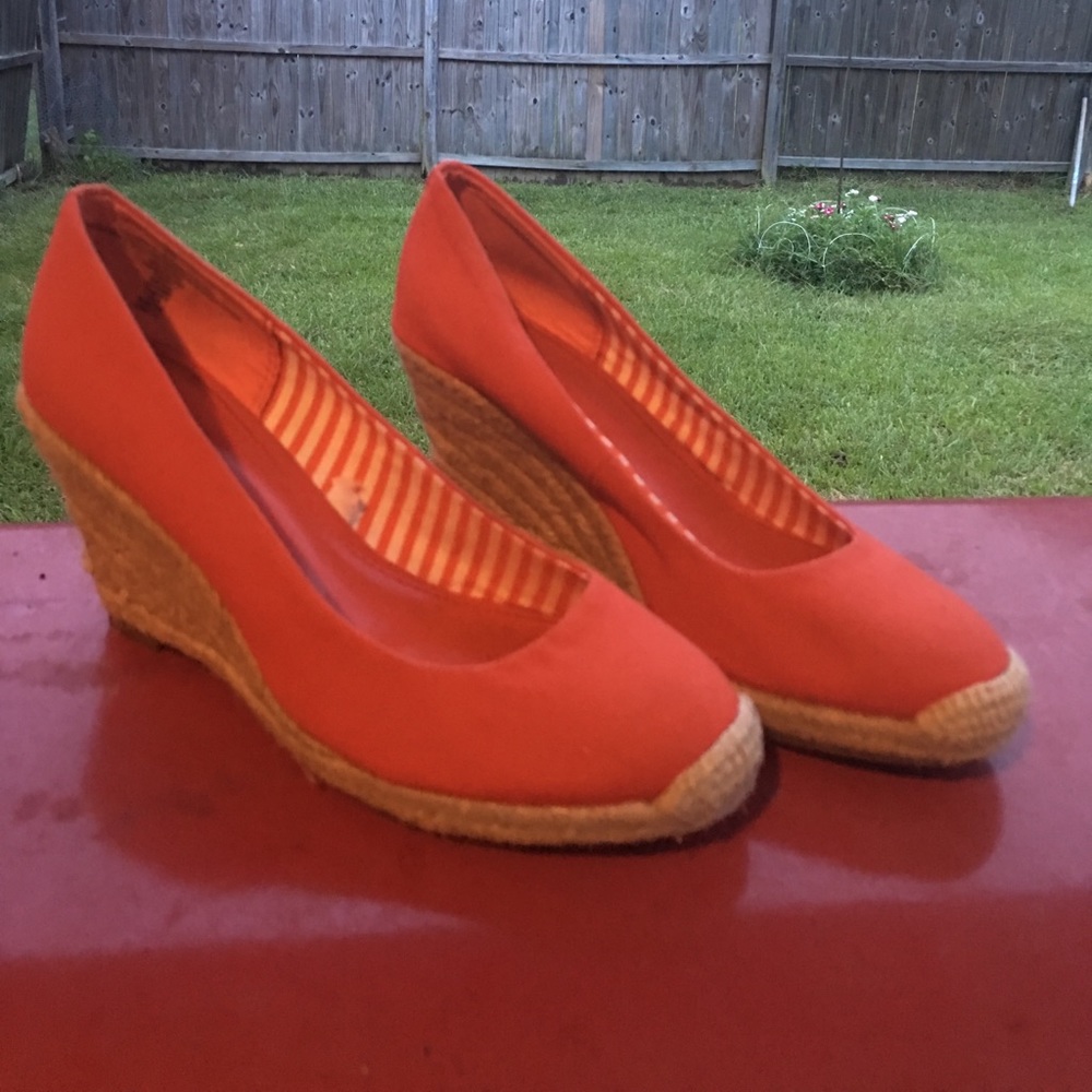🚨Red-Orange Wedges🚨