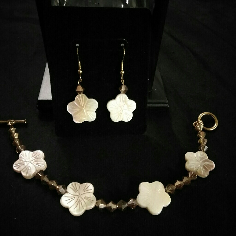 Floral beaded bracelet.