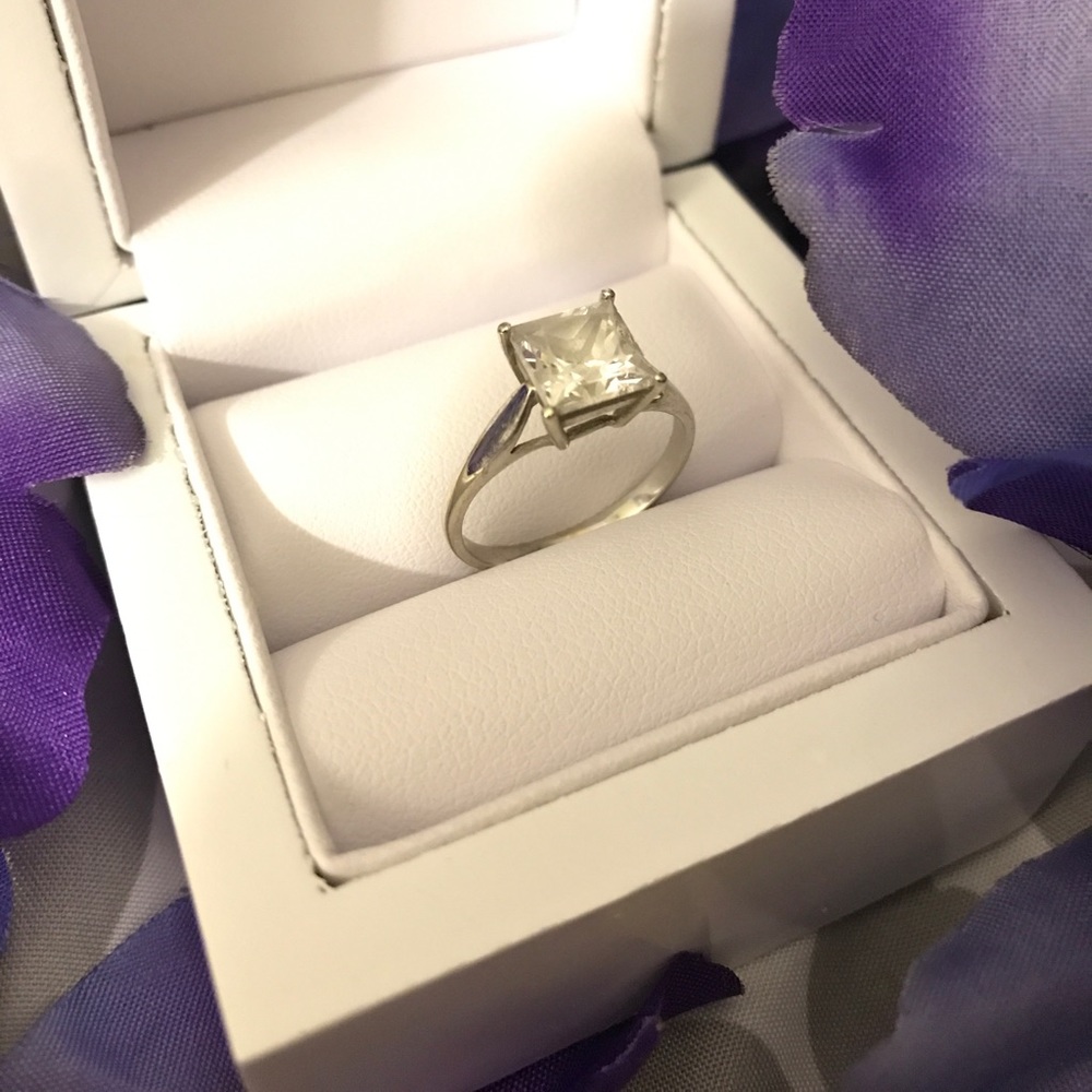 Beautiful 10k White Gold Ring