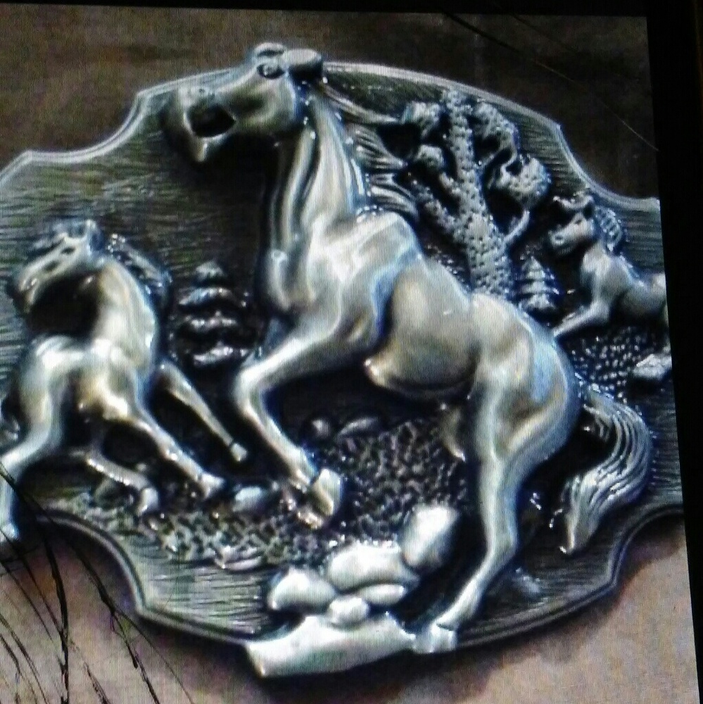Solid metal horse belt buckle