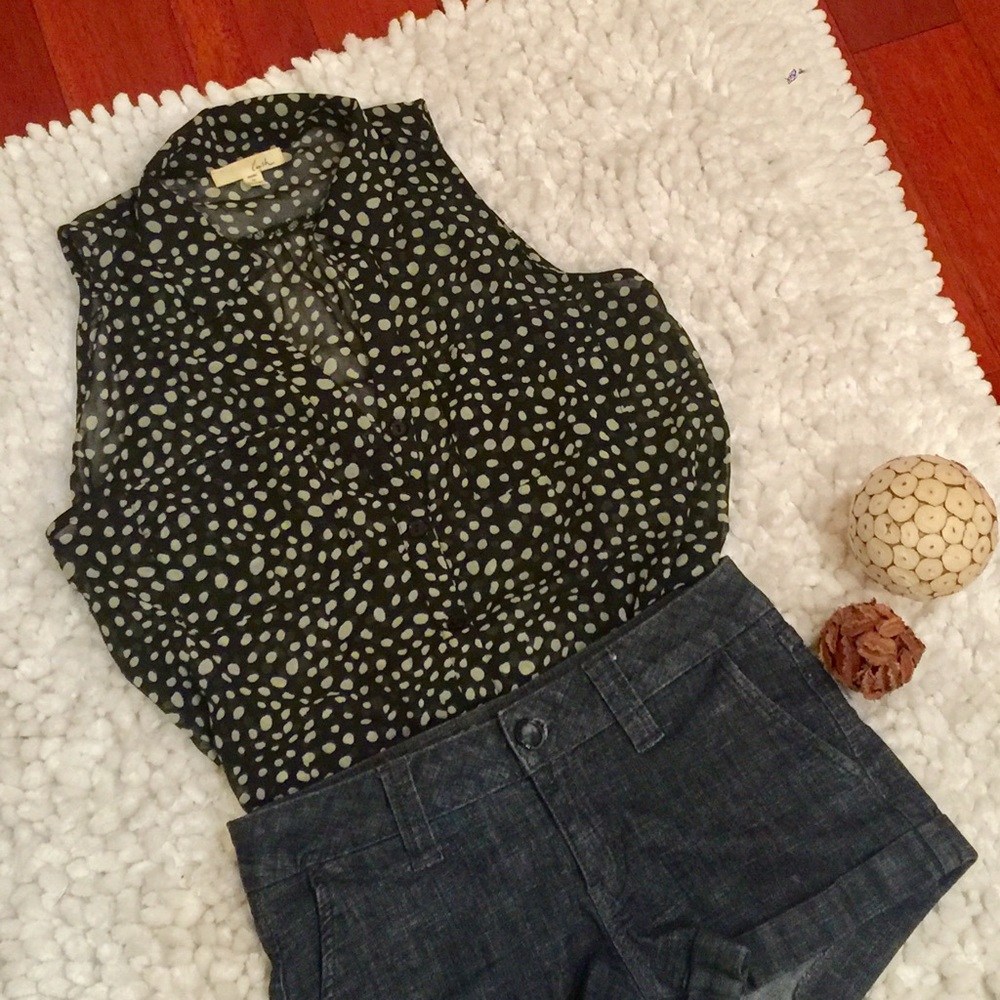 Sexy, sleeveless day-to-night shirt!