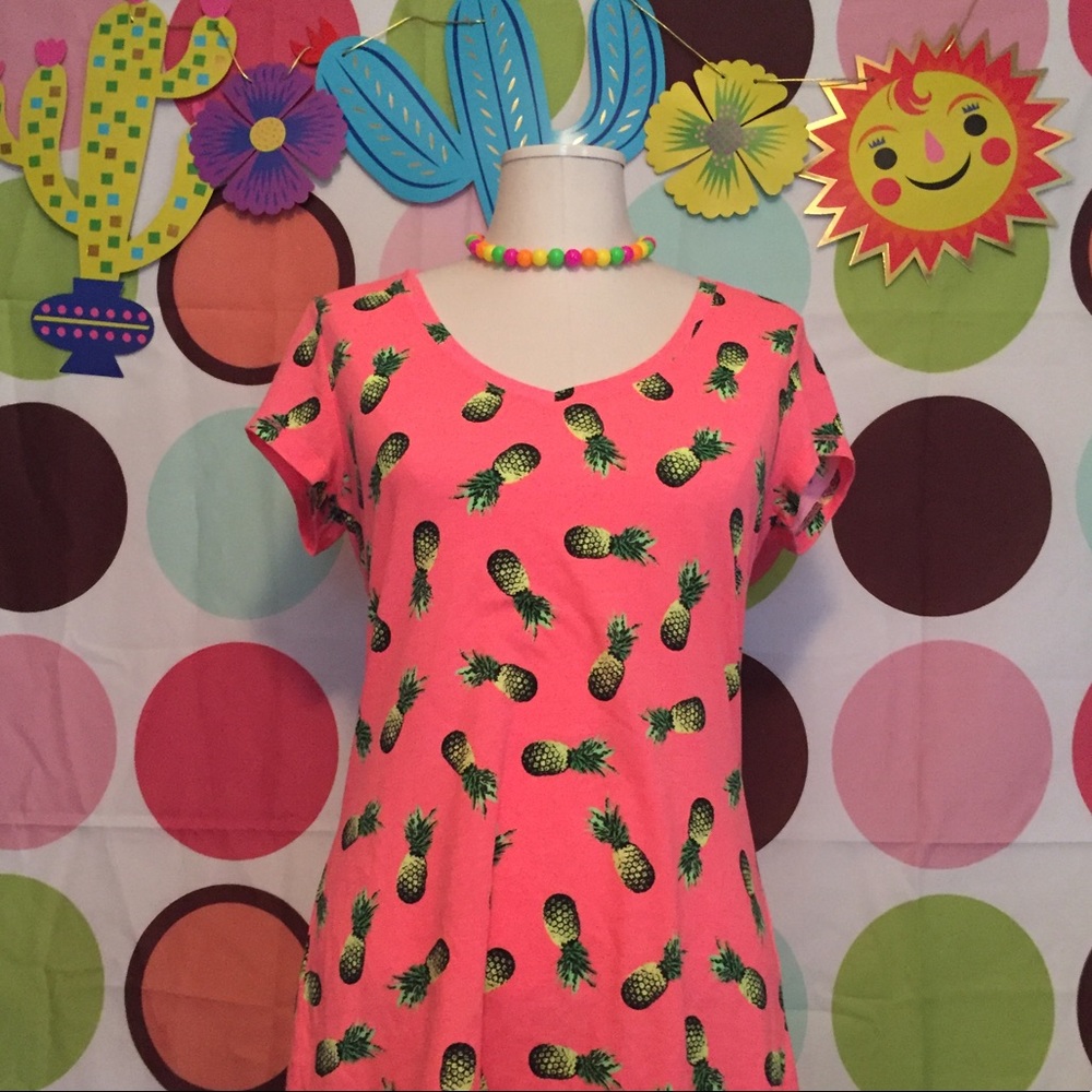 Neon pineapple all over print tee size juniors L