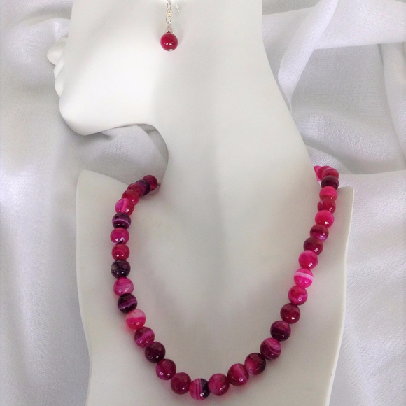 SET GENUINE FUCHSIA AGATE NECKLACE AND EARRINGS. - Picture 1 of 5