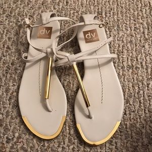 DV by Dolce Vita White Thong Sandals size 8.5