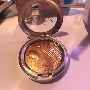 Mac limited time Mariah Carey Highlighter