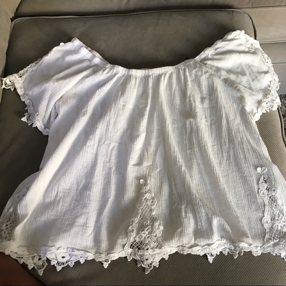 OFF SHOULDER WHITE LACE TOP SIZE SMALL