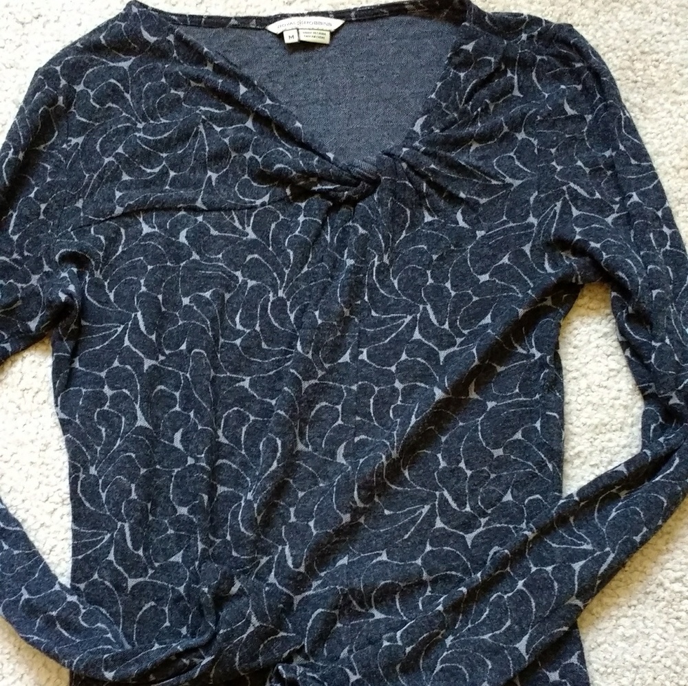 Grey pattern long sleeve medium