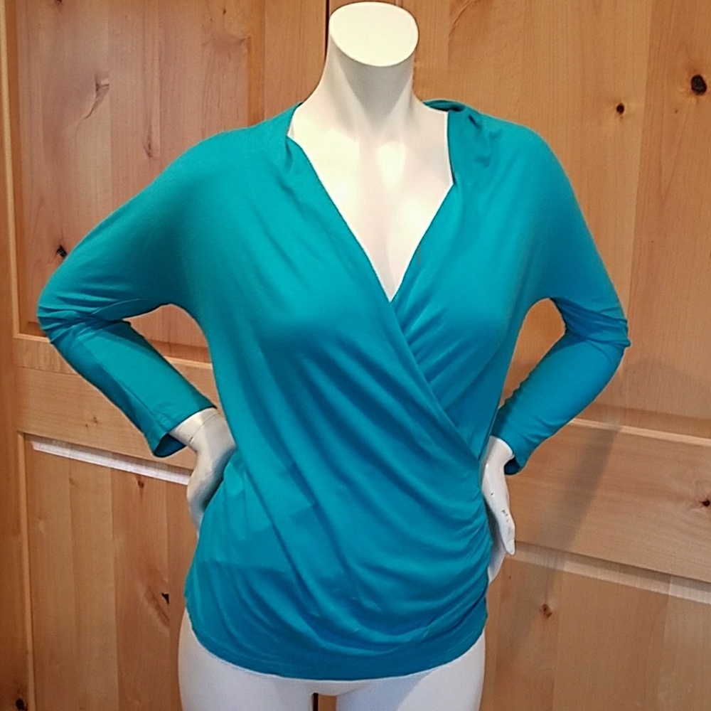 V-neck long sleeve emerald green top