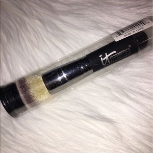 It cosmetics flat top foundation brush