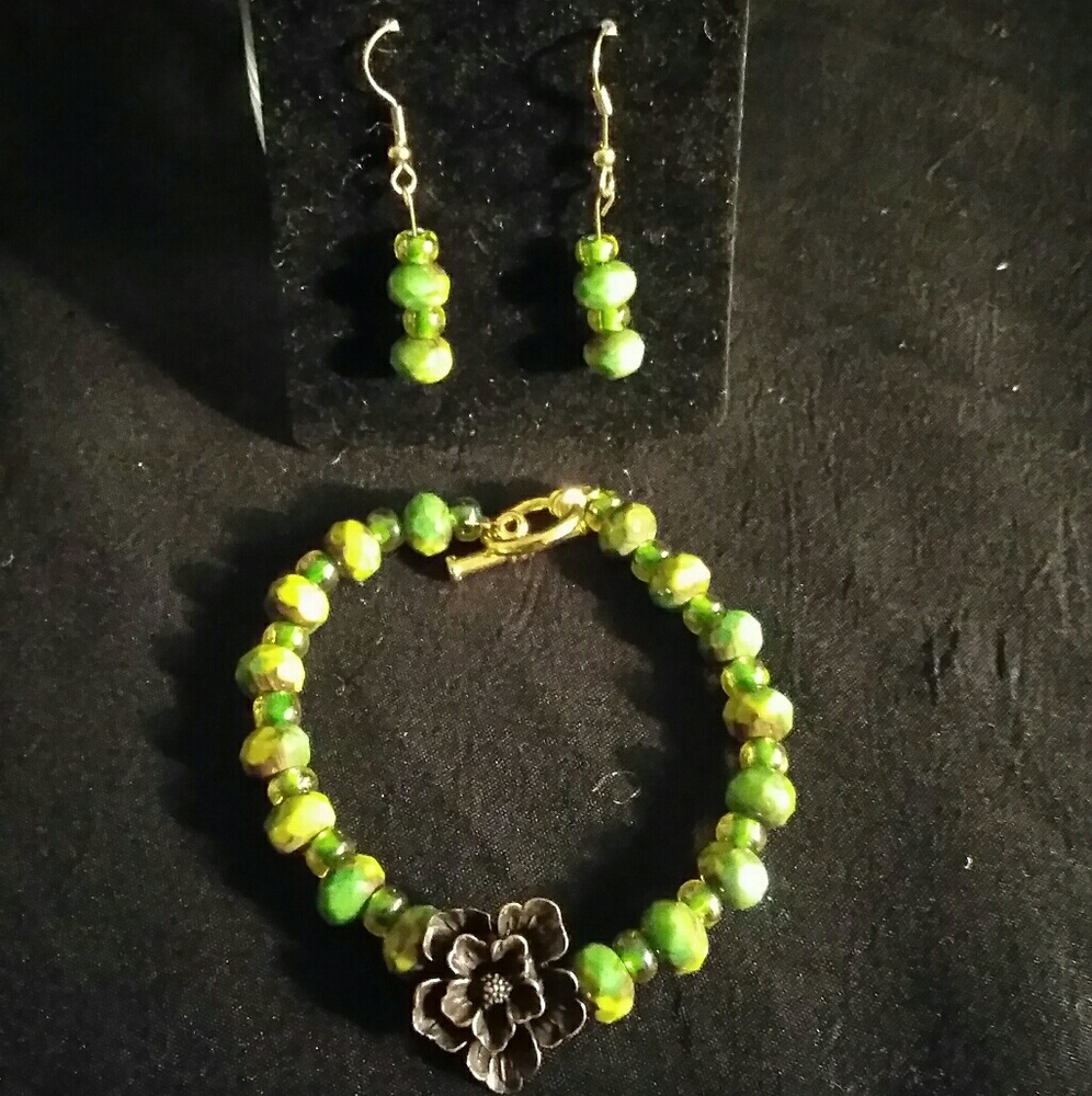 Green glass beaded bracelet with earrings