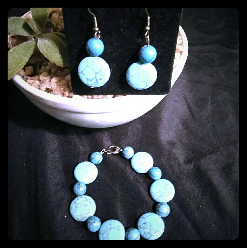 Blue stone beaded bracelet with earrings