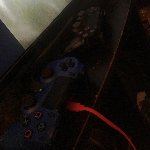 PS4 - Picture 2 of 3