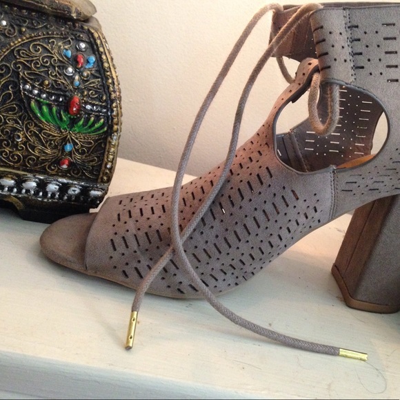 Suede open toed Heels - Picture 2 of 4