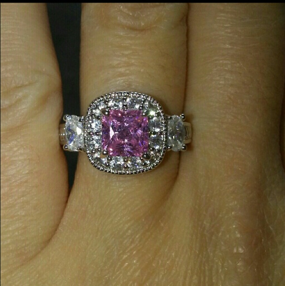 Jewelry - Beautiful pink ring